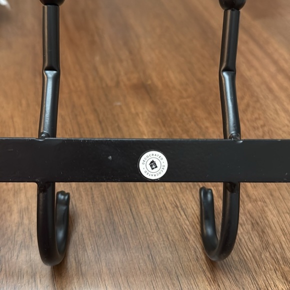 Decocrated 4 hook wall hanger - Picture 3 of 3